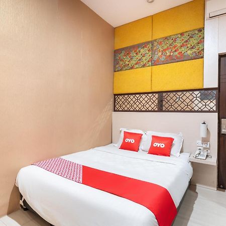 Super Oyo Flagship 91863 Metro House Ξενοδοχείο Σουραμπάγια Εξωτερικό φωτογραφία