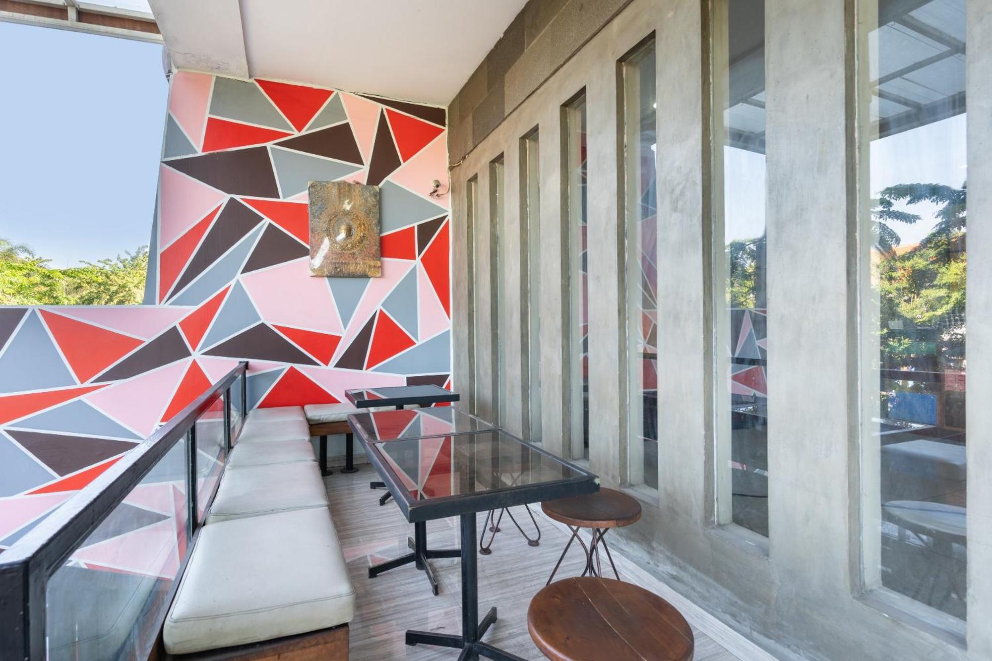 Super Oyo Flagship 91863 Metro House Ξενοδοχείο Σουραμπάγια Εξωτερικό φωτογραφία