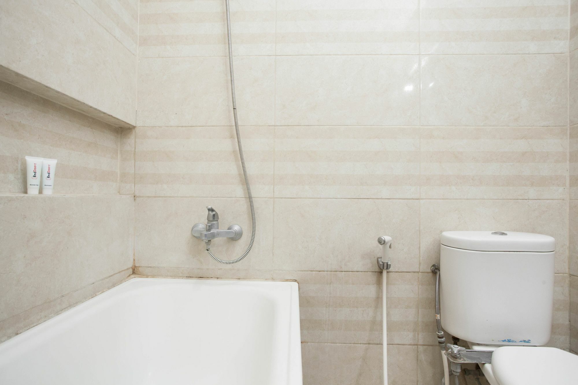 Super Oyo Flagship 91863 Metro House Ξενοδοχείο Σουραμπάγια Εξωτερικό φωτογραφία